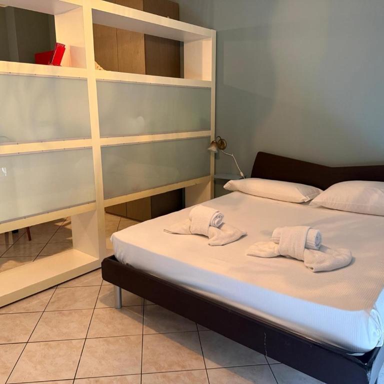 Esmeralda Apartment - Habitación con cama extragrande y balcón - 2