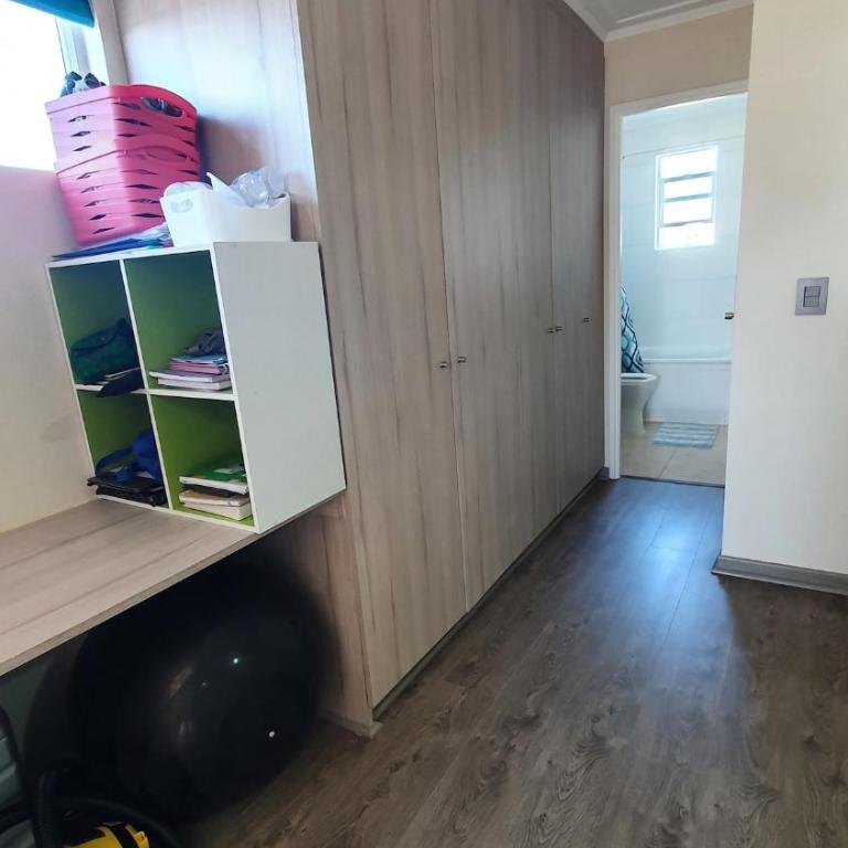 Hermosa casa completamente amoblada 4 dormitorios, sala de estar, cocina, jardín y 2 estacionamientos - Casa con 1 dormitorio - 8