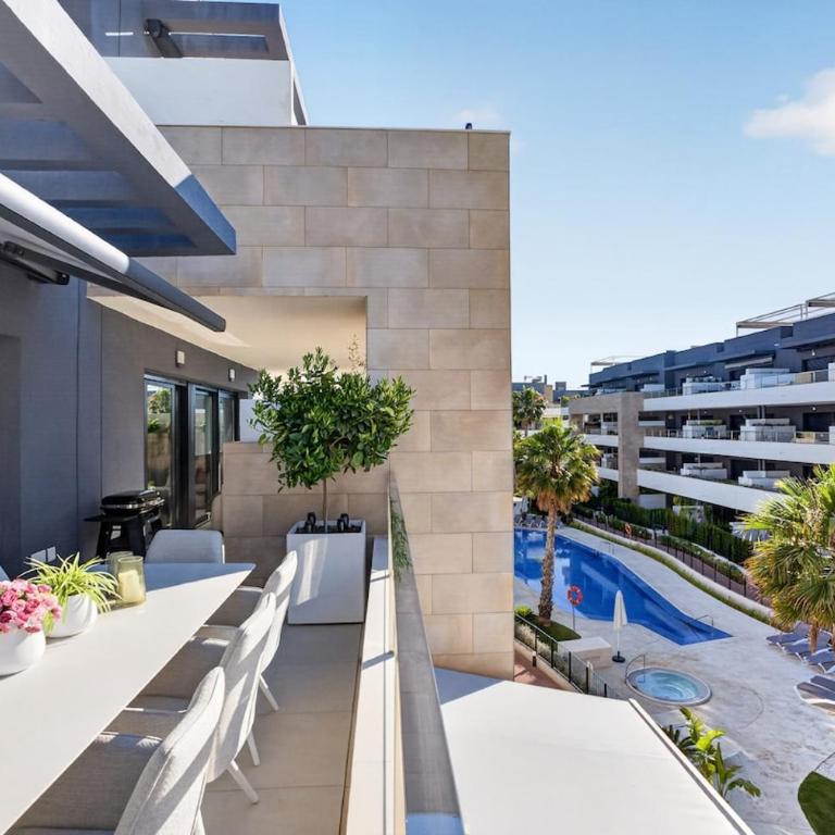 Flamenca Village Penthouse 4 Bedrooms 3 Bathrooms - Apartamento - 50