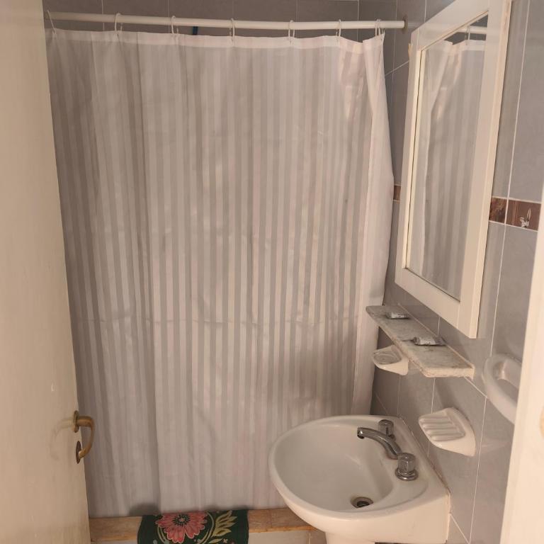 Hospedaje Dos Soles - Centro - Habitación Cuádruple con baño privado - 7