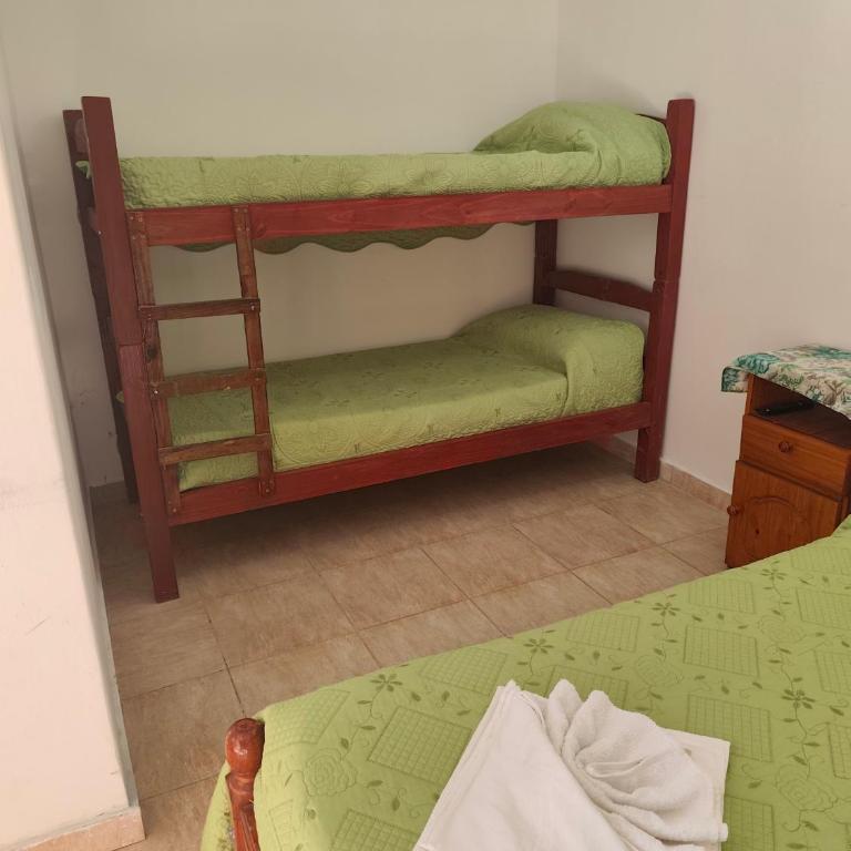 Hospedaje Dos Soles - Centro - Habitación Cuádruple con baño privado - 3