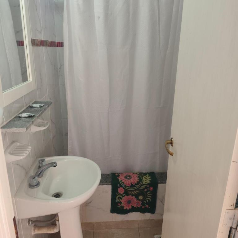 Hospedaje Dos Soles - Centro - Habitación Cuádruple con baño privado - 2