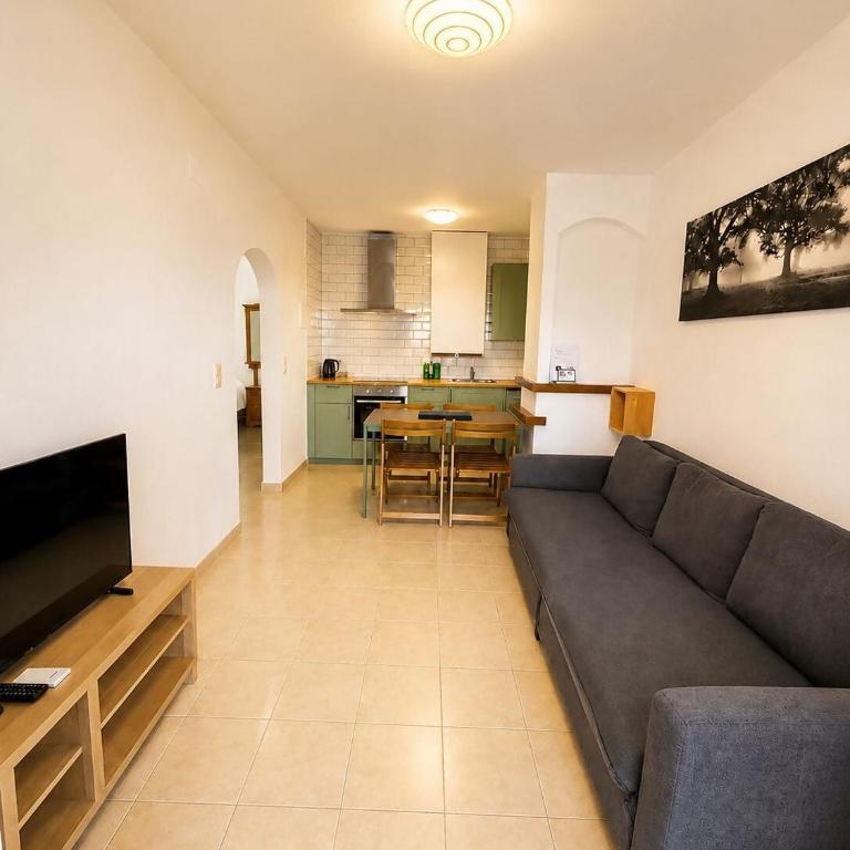 Apartamento con jardín, piscina y parking - Two-Bedroom Apartment - 7
