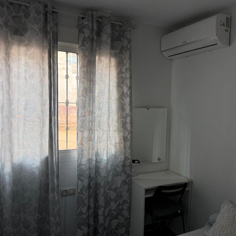 Almeria Centro habitacion privada en apartamento compartido - Standard Double Room with Fan - 8