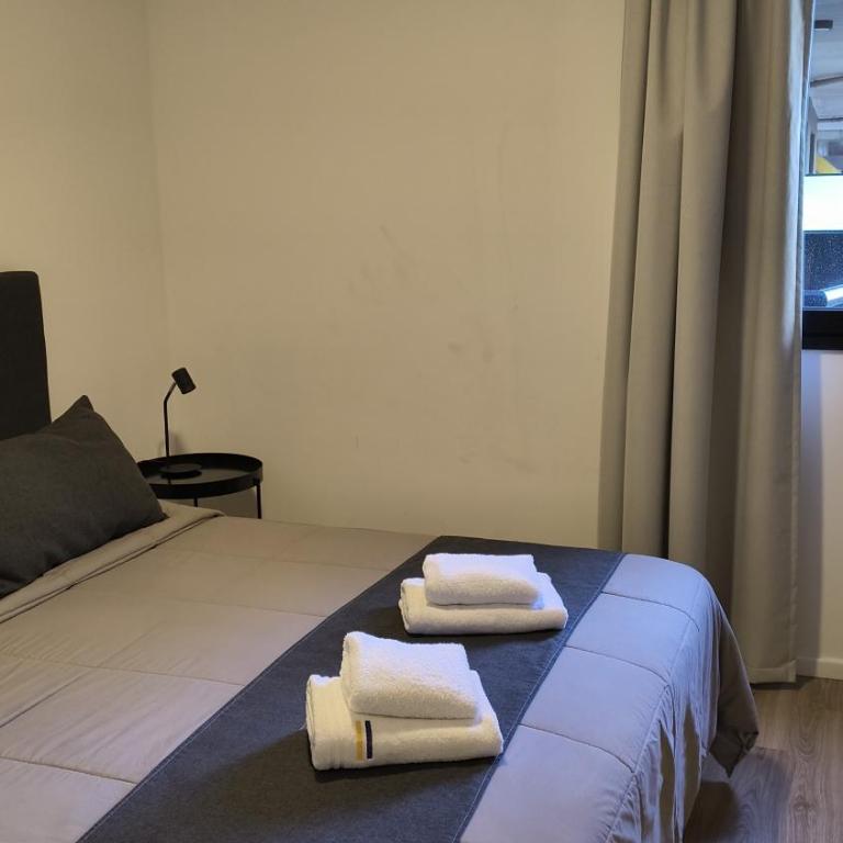 Howard Johnson Undici Republica de La Boca - Habitación con cama grande y balcón - 21
