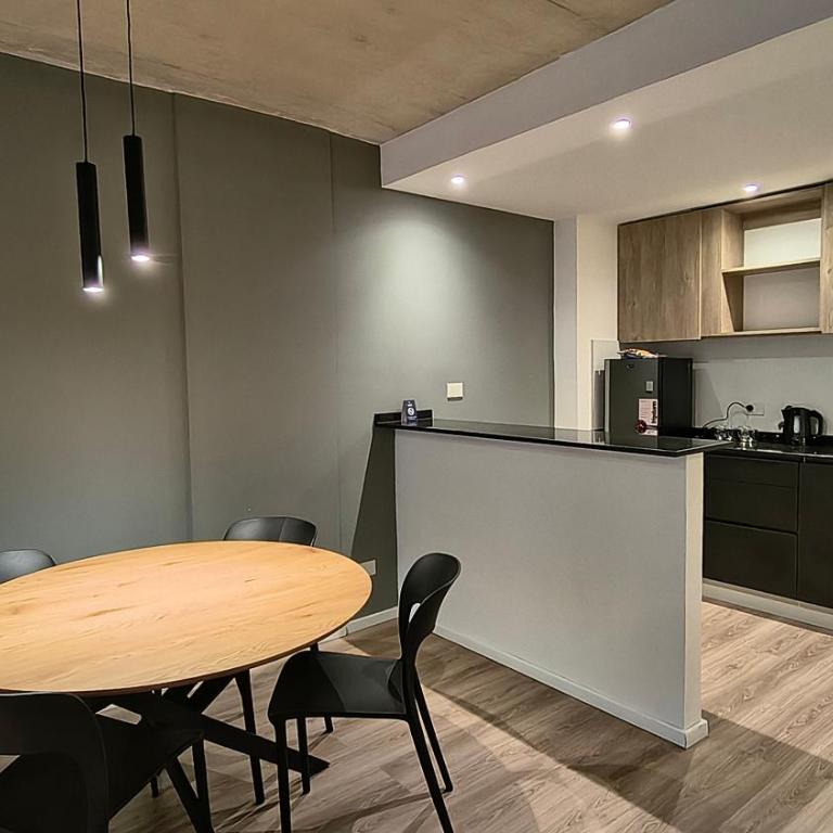 Howard Johnson Undici Republica de La Boca - Habitación con cama grande y balcón - 17