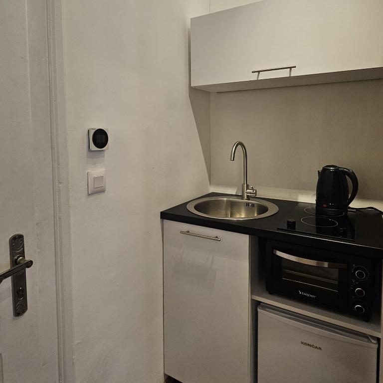 MonAmie Apartments Sarajevo - Studio Apartment with King Bed - 4
