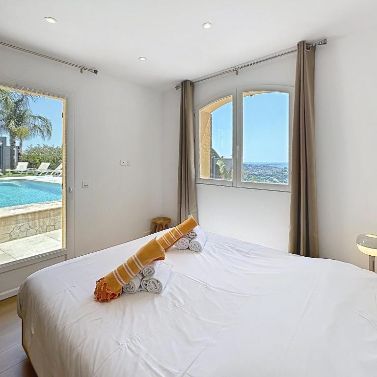 Amazing sea view Villa near Cannes, Pool, 5 bedrooms, 4 bathrooms - Villa - 17
