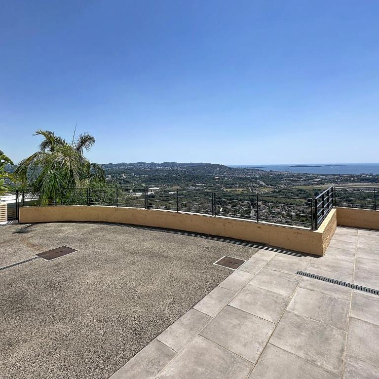 Amazing sea view Villa near Cannes, Pool, 5 bedrooms, 4 bathrooms - Villa - 44