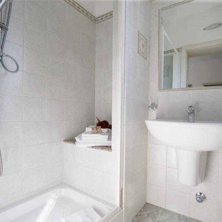 B&B Ortensia - Camera Tripla con Balcone - 8