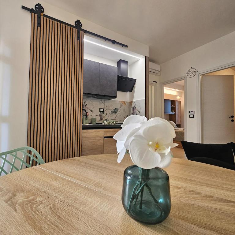 Sea Side Sage - Two-Bedroom Apartment with Balcony and Terrace - 8
