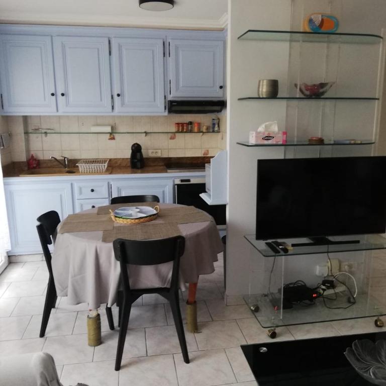 3-room apartment near old Antibes, sea view, 54m2, 3 pieces - Two-Bedroom Apartment - 4