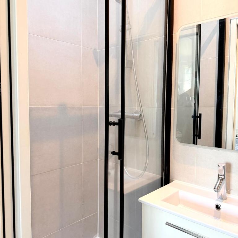 Magnifique studio vue sur la Tour Eiffel - Appartement 1 Chambre - 9