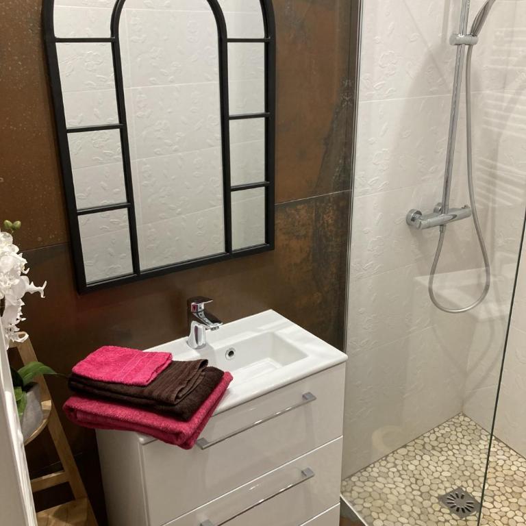 Le studio D'auguste- Cœur de Nîmes-chaleureux-emplacement idéal - Appartement 1 Chambre - 8