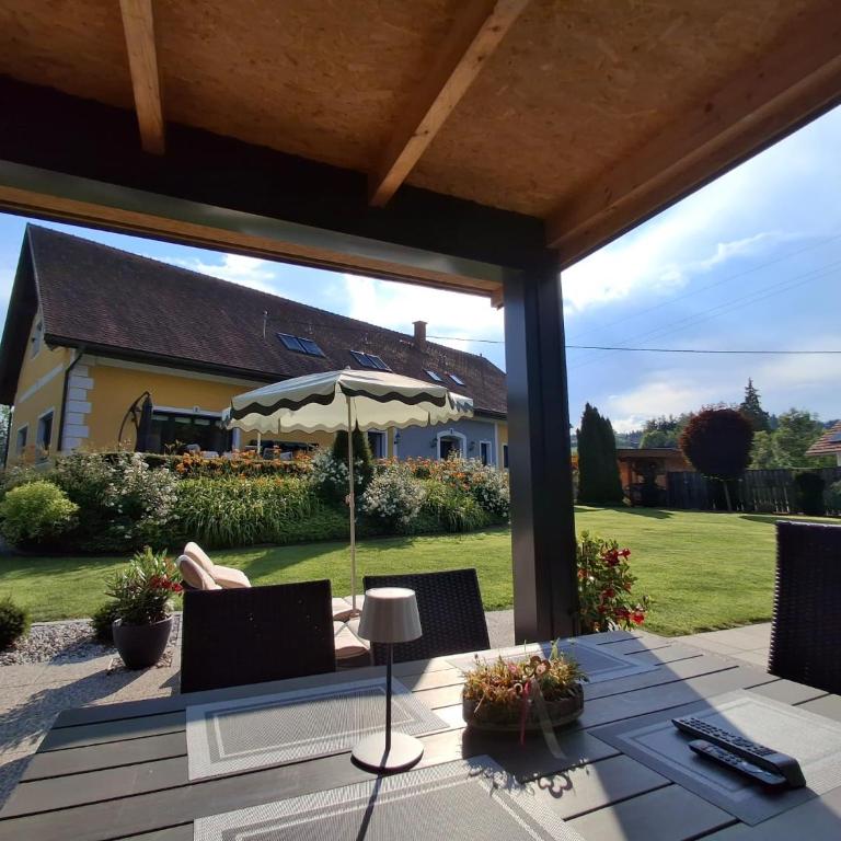 Lauras Ferienwohnung - Ihre Wohlfühloase in der Südweststeiermark mit Garten, Pool, Biotop & Weinbar - Apartment mit 2 Schlafzimmmern und eigenem Pool - 67