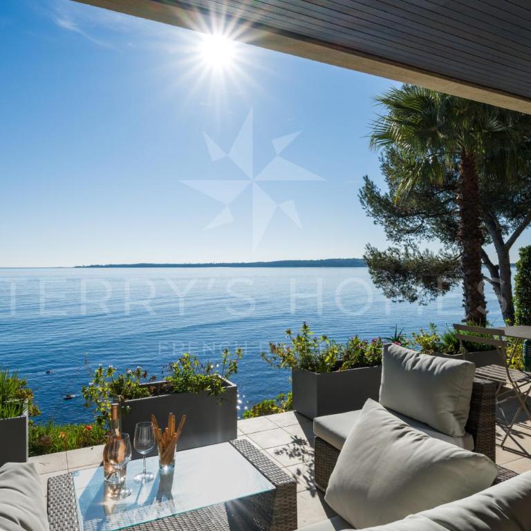 ADRIANA by Terry's Homes WATERFRONT SEAVIEW BEACH - Appartement 2 Chambres avec Terrasse et Vue sur la Mer - 1