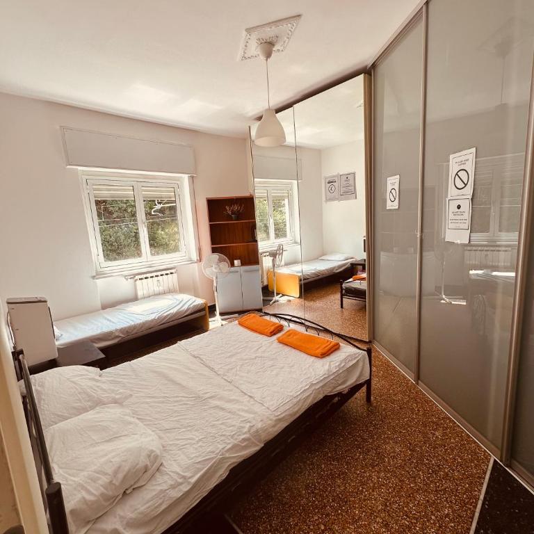 Triple room near centrum - Camera Tripla con Bagno in Comune - 2