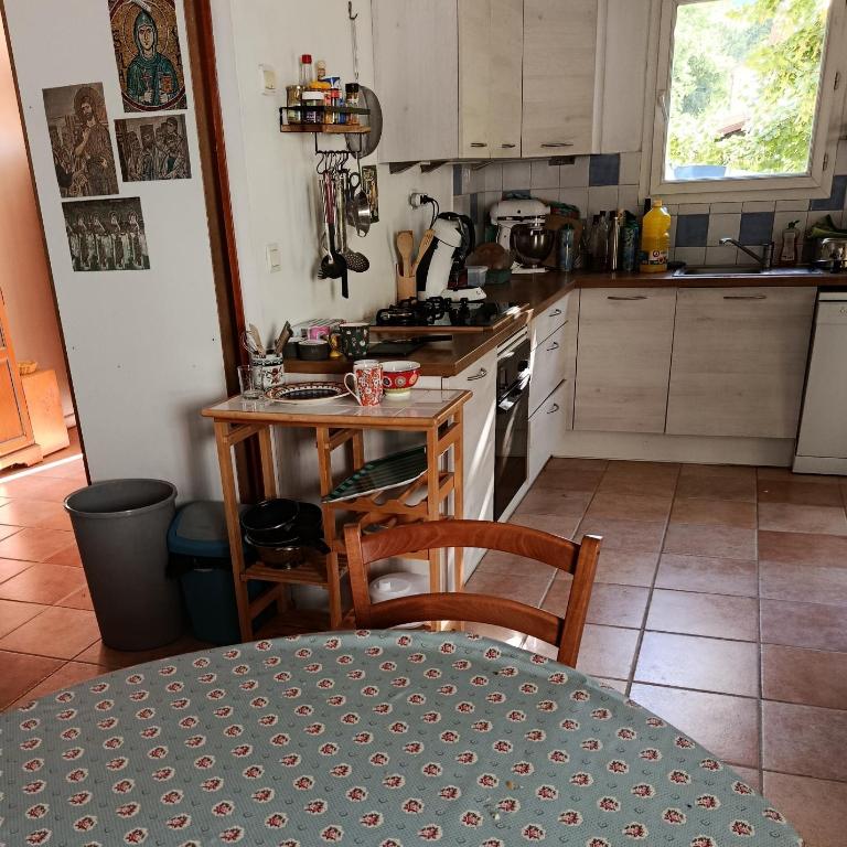 CHAMBRE DOUBLE chez L'HABITANT PARKING PRIVE GRATUIT Salle d'eau privative - Chambre Double - Vue sur Jardin - 8