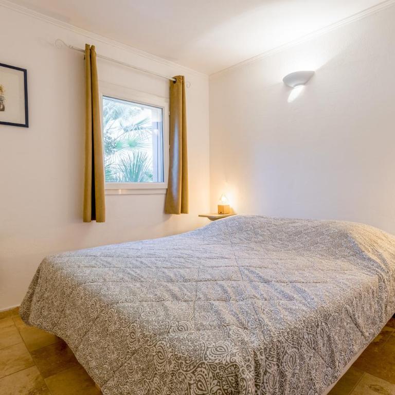 Chez Monique et sa fille Caroline - Two-Bedroom Deluxe Apartment with Garden View - 1