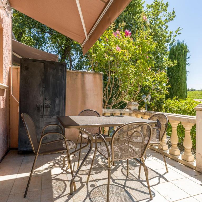 Chez Monique et sa fille Caroline - Two-Bedroom Deluxe Apartment with Garden View - 14