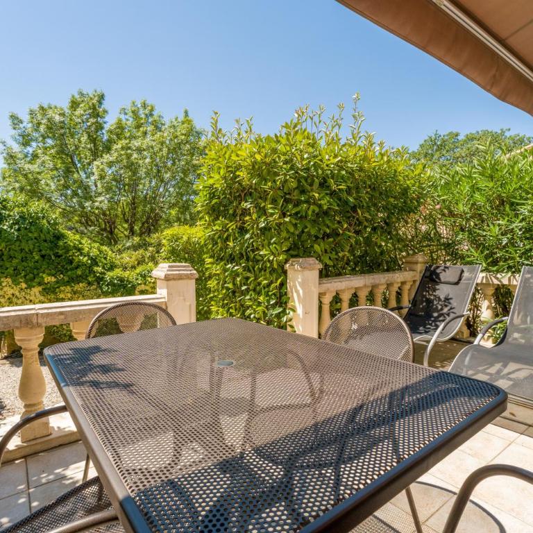 Chez Monique et sa fille Caroline - Two-Bedroom Deluxe Apartment with Garden View - 2