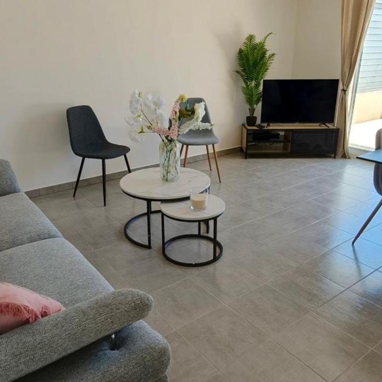Newly renovated apartment with pool and terrace - Apartment - 1