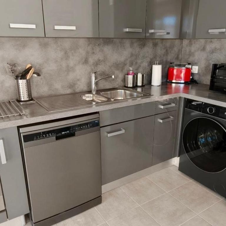 Newly renovated apartment with pool and terrace - Apartment - 9