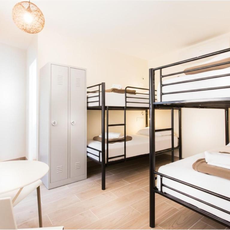 Enjoy Hostel - Lit dans Dortoir Mixte de 8 Lits - 6