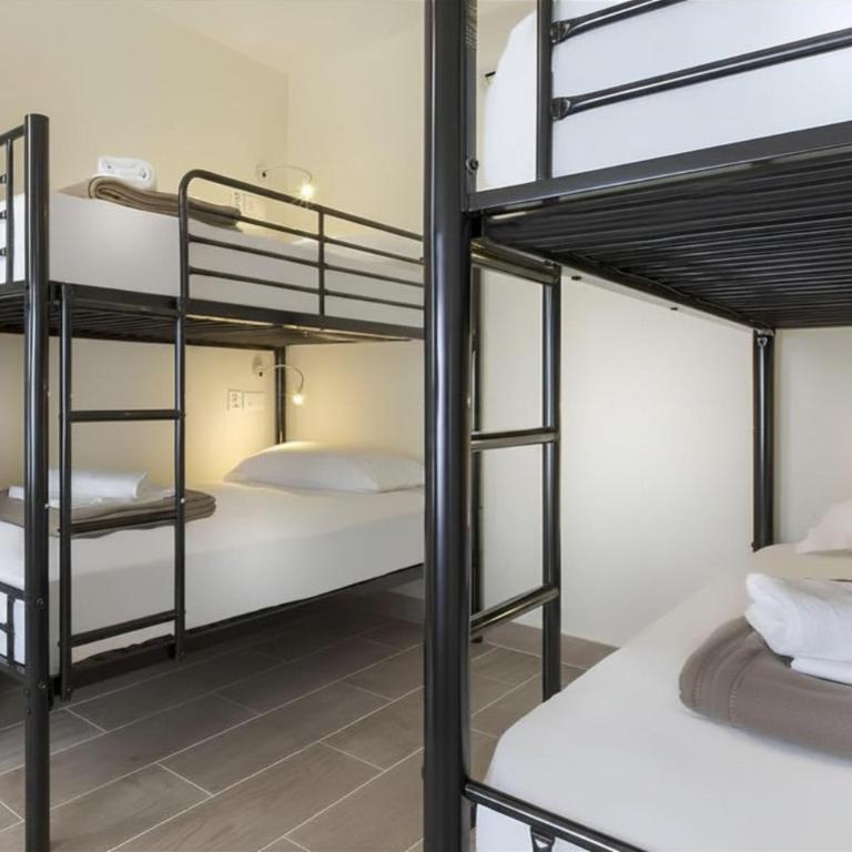 Enjoy Hostel - Lit dans Dortoir Mixte de 8 Lits - 1