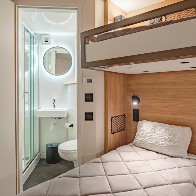 Premiere Classe Biarritz - Chambre Standard avec 2 Lits Simples et 1 Lit Superposé - 3