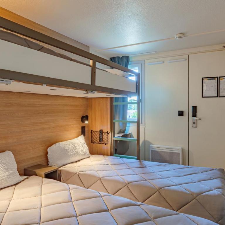 Premiere Classe Biarritz - Chambre Standard avec 2 Lits Simples et 1 Lit Superposé - 5