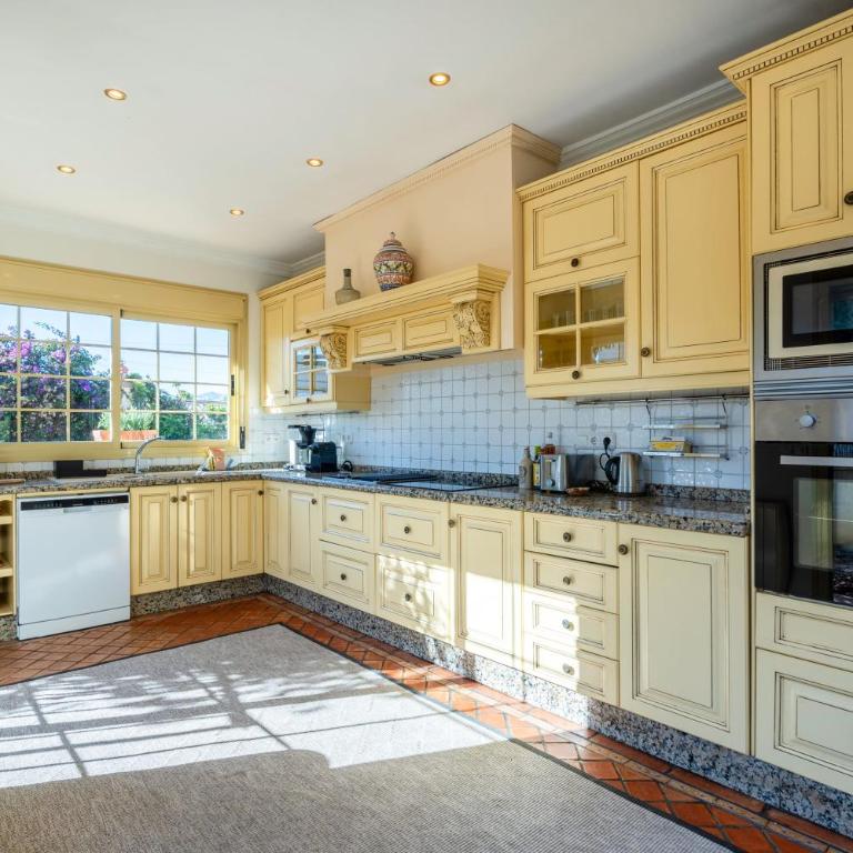 VACATION MARBELLA I Villa Bosquecito, Giant Private Heated Pool, Walk to the Beach, 6 BDR, Spacious Villa, BBQ, Alarm System, Ample Garden - Villa Superior - 46