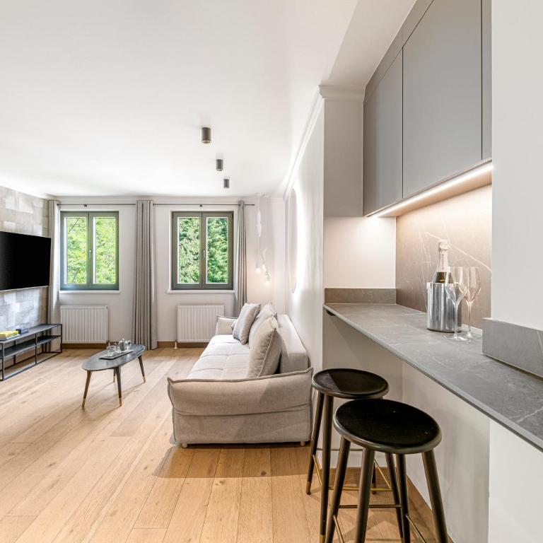 Residenz Boutique Suites - Waterfall-View Deluxe Suite - 7