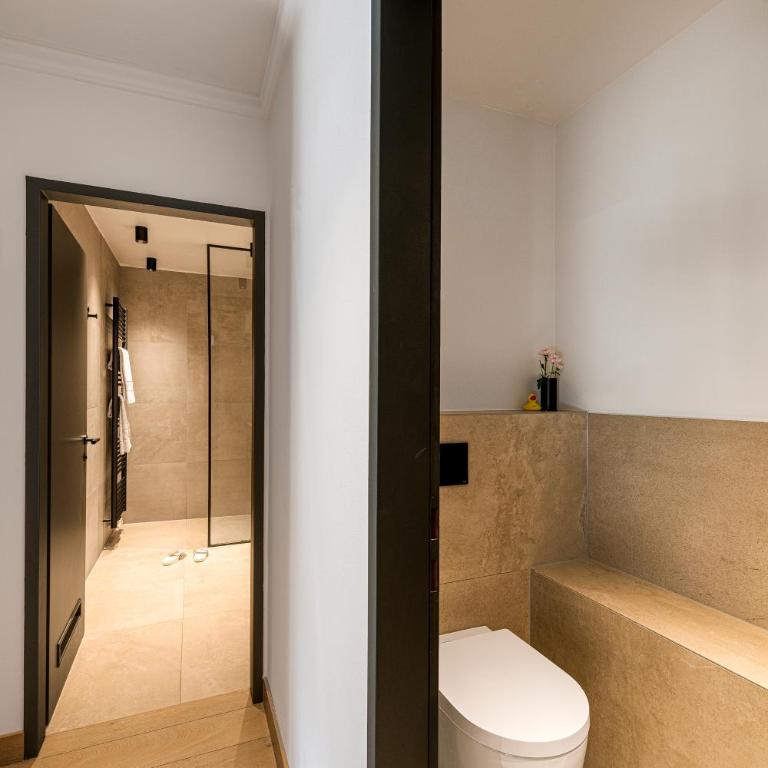 Residenz Boutique Suites - Waterfall-View Suite with Balcony - 11