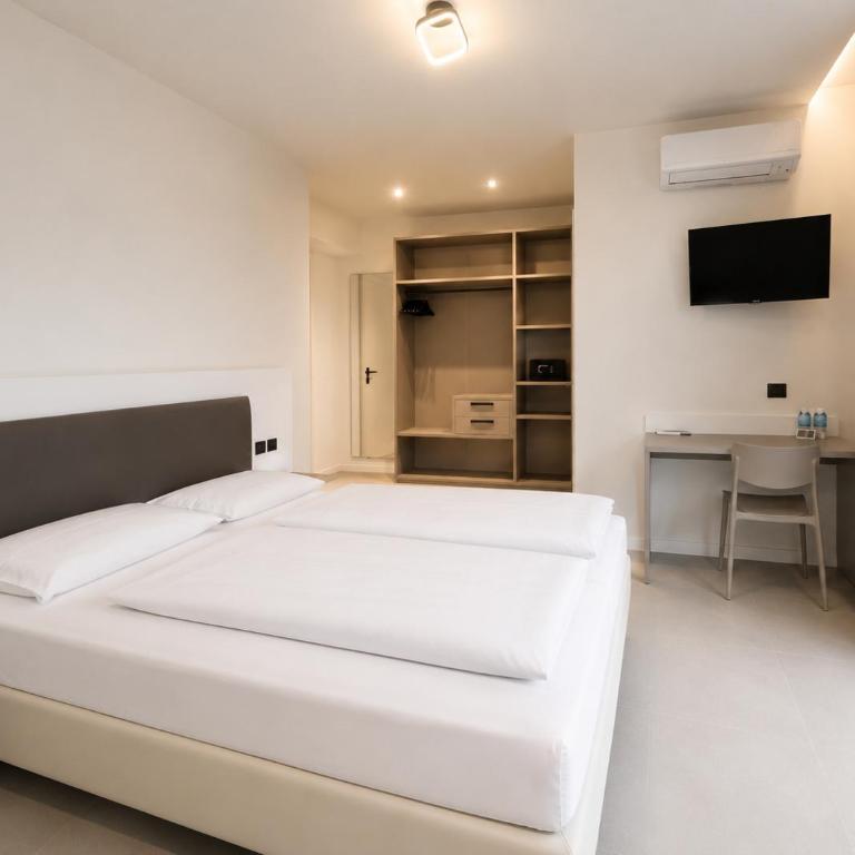 Hotel Villa Margherita - Superior Room with Balcony and Lake View - 8