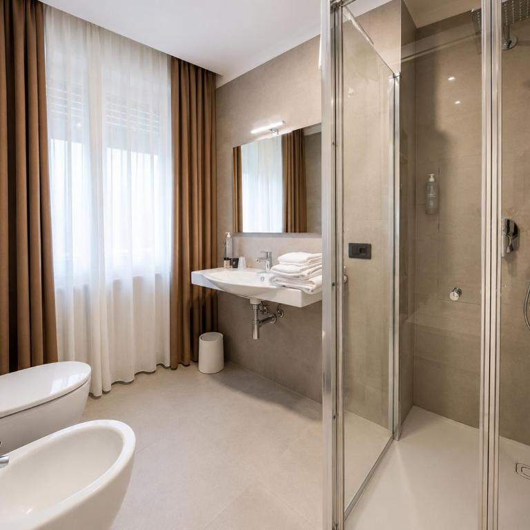 Hotel Villa Margherita - Superior Room with Balcony and Lake View - 10