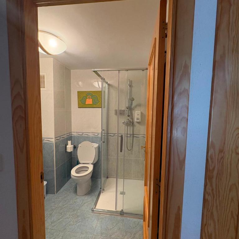 En el pleno centro de Biescas con garaje, ascensor, ventiladores y WiFi - Three-Bedroom Apartment - 17