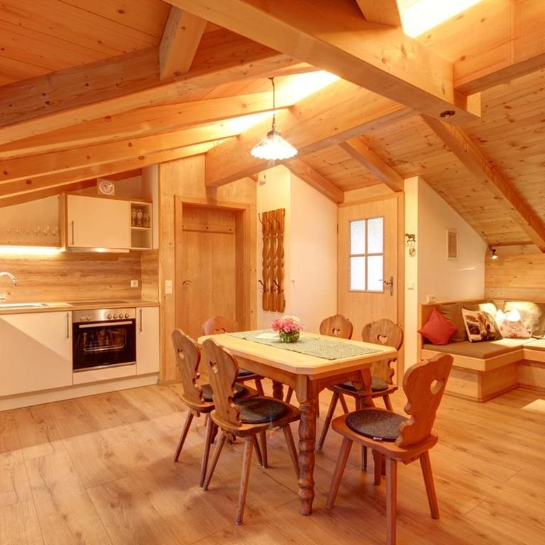 Ferienwohnungen Waldherr (Adlgasser Wirtsfamilie) - Chiemgau Karte - Apartment mit 2 Schlafzimmern und Balkon - 1