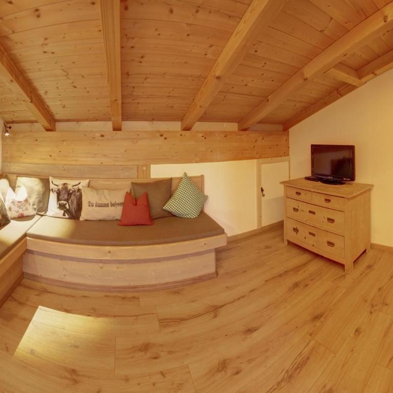 Ferienwohnungen Waldherr (Adlgasser Wirtsfamilie) - Chiemgau Karte - Apartment mit 2 Schlafzimmern und Balkon - 3