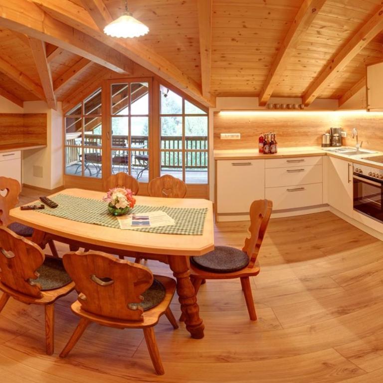 Ferienwohnungen Waldherr (Adlgasser Wirtsfamilie) - Chiemgau Karte - Apartment mit 2 Schlafzimmern und Balkon - 2