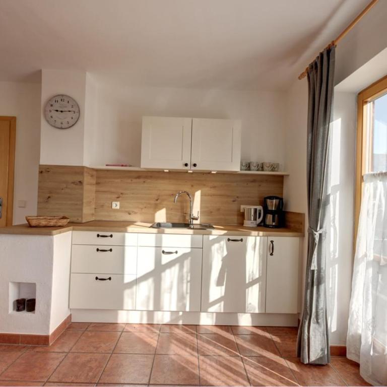 Ferienwohnungen Waldherr (Adlgasser Wirtsfamilie) - Chiemgau Karte - Apartment mit 3 Schlafzimmern und Balkon - 2