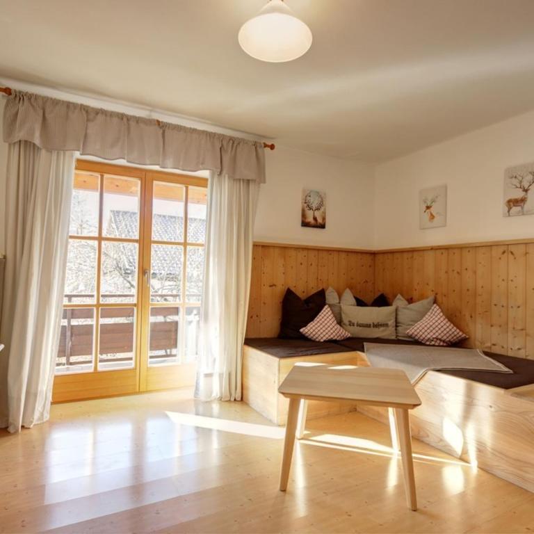 Ferienwohnungen Waldherr (Adlgasser Wirtsfamilie) - Chiemgau Karte - Apartment mit 3 Schlafzimmern und Balkon - 3