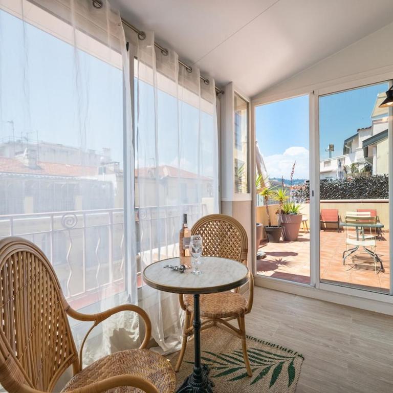 Bright & Cosy Studio w Terrace AC - One-Bedroom Apartment - 9