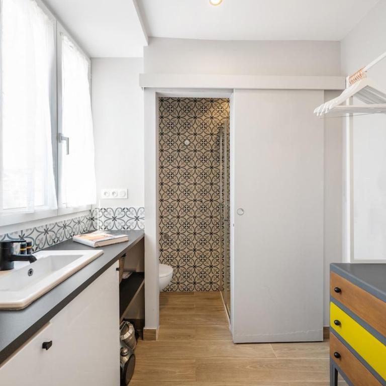 Bright & Cosy Studio w Terrace AC - One-Bedroom Apartment - 15