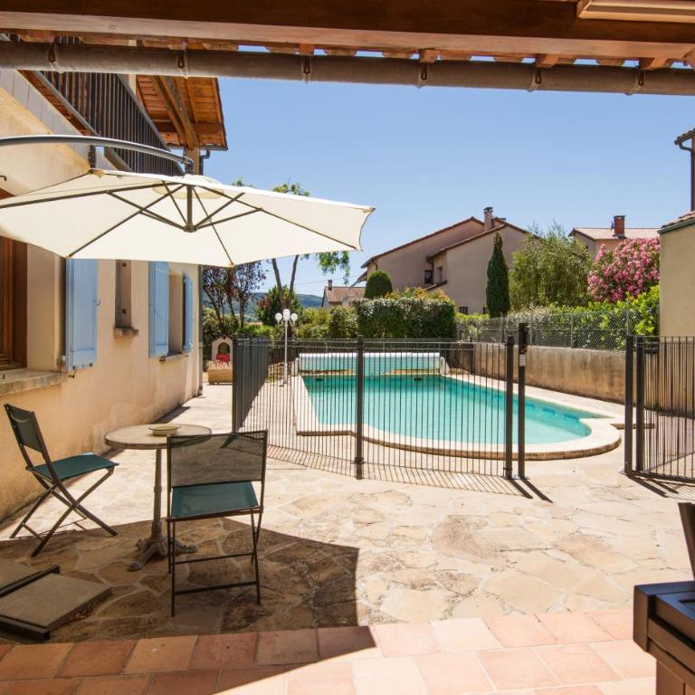 Maison de louis piscine terrasse, jardin, parking wifi - Maison de Ville 3 Chambres - 28