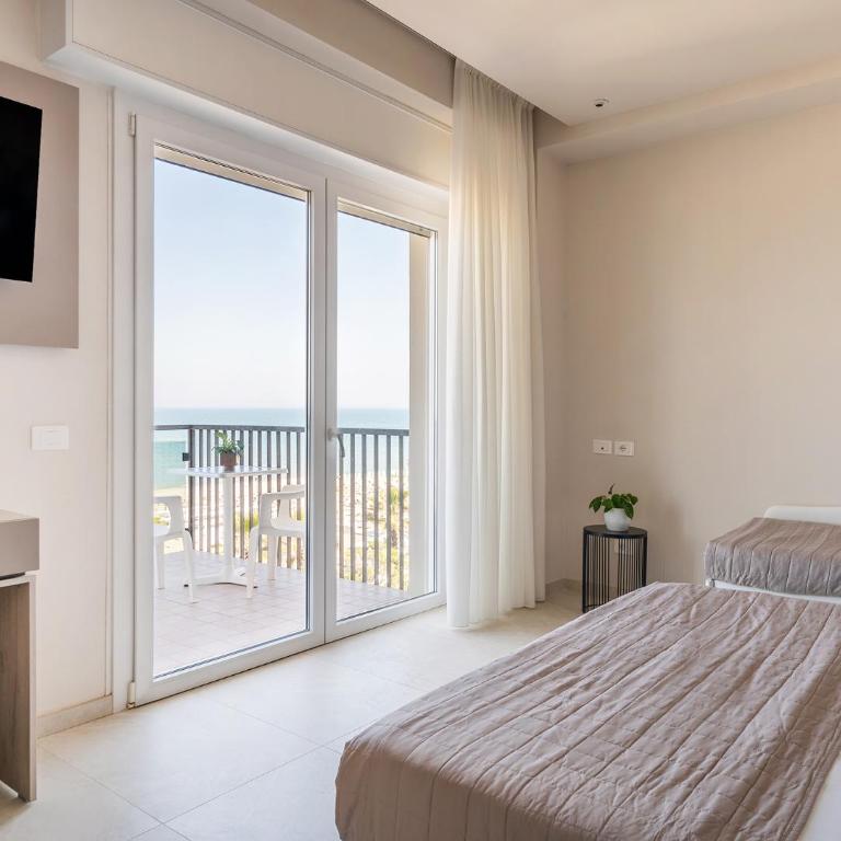 Hotel Tropic - Fronte Mare - Deluxe Triple Room with Sea View - 4