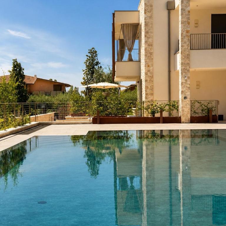 SalvatoreHomes - Casa Serenia - Ultra Luxury Duplex in the Heart of Bardolino with Dream Garden & Direct Infinity Pool Access - Maisonette-Apartment - 4
