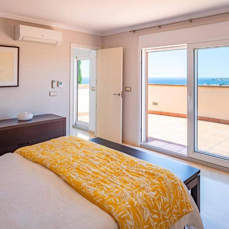 Villa Oliveres by Villa Plus - Villa - 4