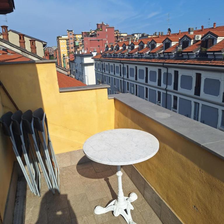 BNG11 Accogliente Bilocale con Balcone Vicino ai Navigli - Appartamento con 1 Camera da Letto - 1
