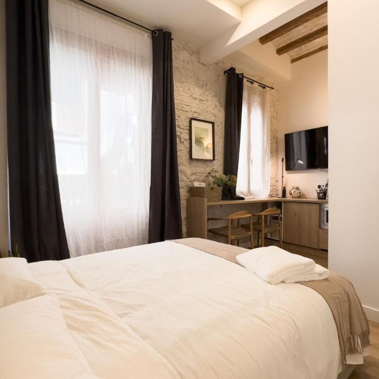 Urban Oasis Apartments & Suites - Standard Studio - 2